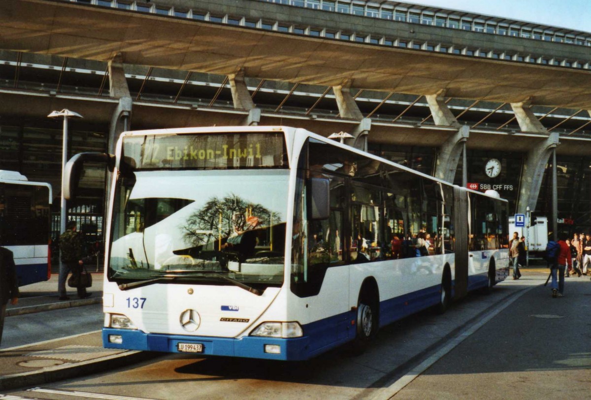 (125'605) - VBL Luzern - Nr. 137/LU 199'437 - Mercedes am 24. April 2010 beim Bahnhof Luzern