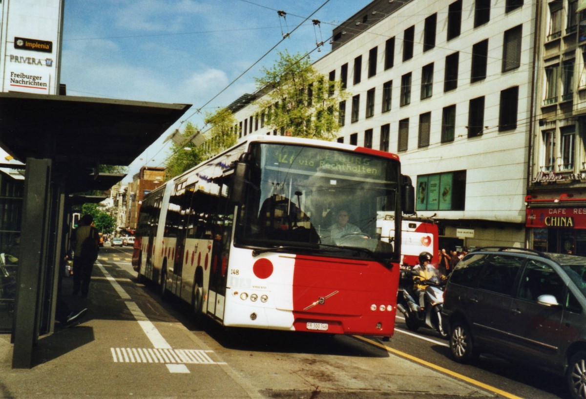 (126'410) - TPF Fribourg - Nr. 148/FR 300'346 - Volvo am 19. Mai 2010 beim Bahnhof Fribourg