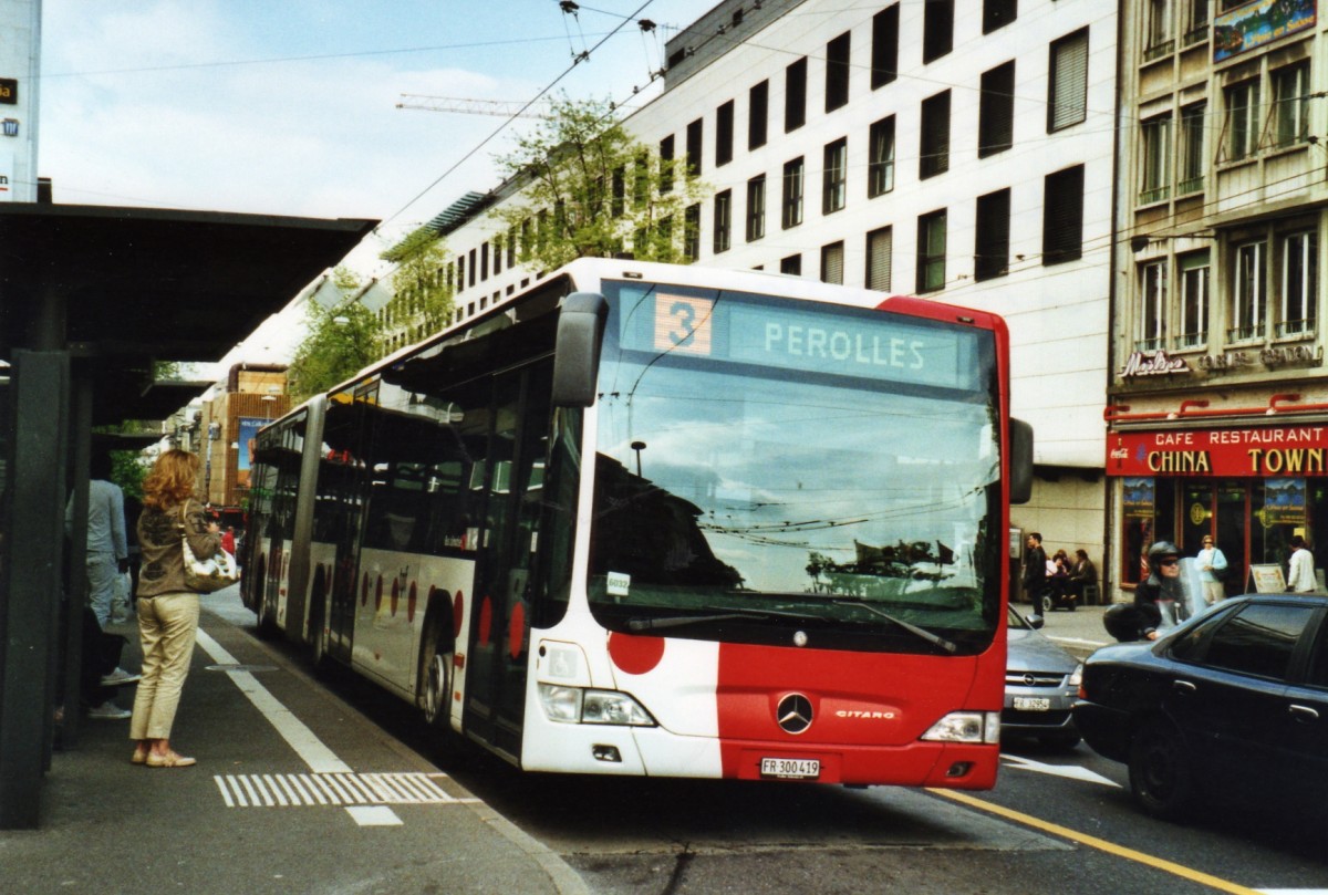 (126'416) - TPF Fribourg - Nr. 598/FR 300'419 - Mercedes am 19. Mai 2010 beim Bahnhof Fribourg