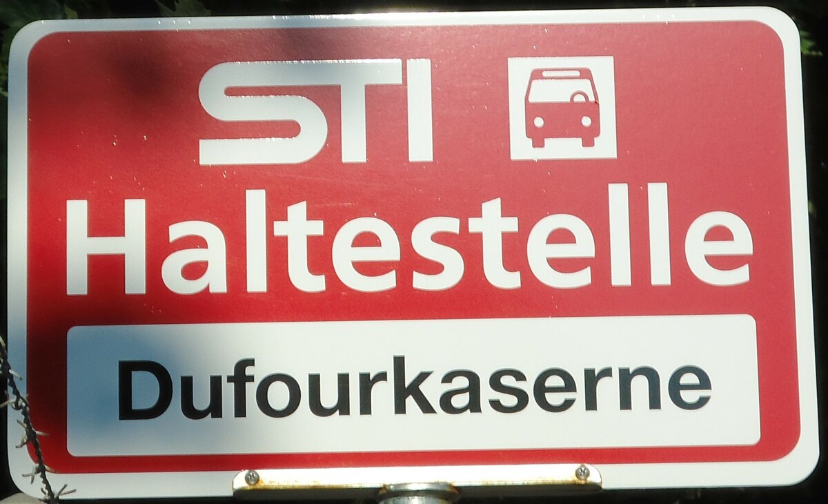 (128'131) - STI-Haltestellenschild - Thun, Dufourkaserne - am 31. Juli 2010