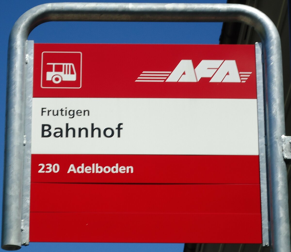 (128'167) - AFA-Haltestellenschild - Frutigen, Bahnhof - am 1. August 2010