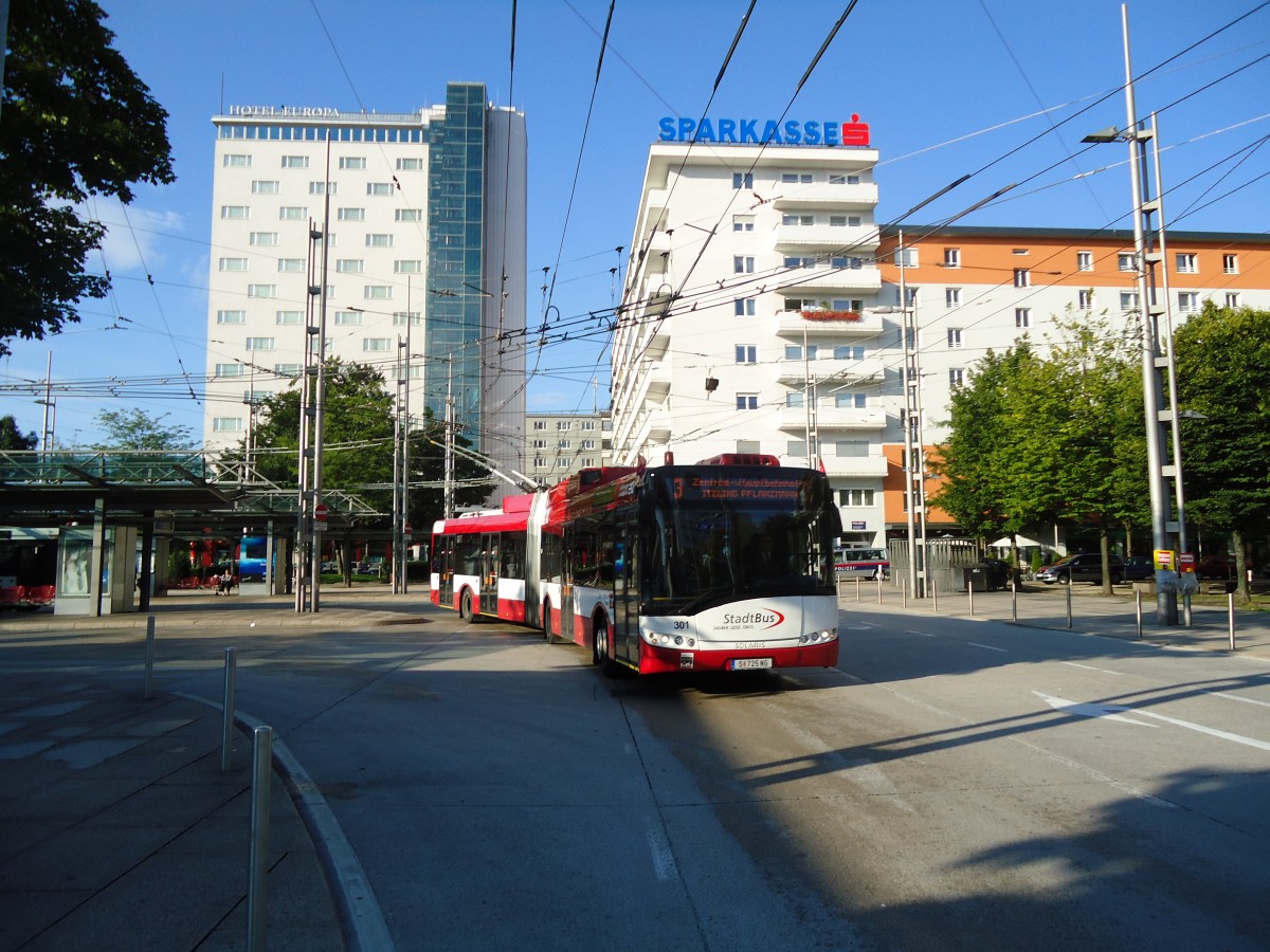 (128'303) - StadtBus, Salzburg - Nr. 301/S 725 NG - Solaris Gelenktrolleybus am 8. August 2010 beim Bahnhof Salzburg
