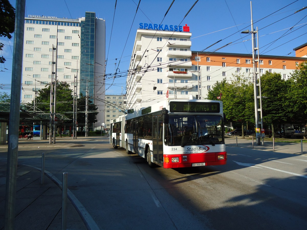 (128'304) - StadtBus, Salzburg - Nr. 234/S 868 EE - Grf&Stift Gelenktrolleybus (ex Nr. 9574) am 8. August 2010 beim Bahnhof Salzburg