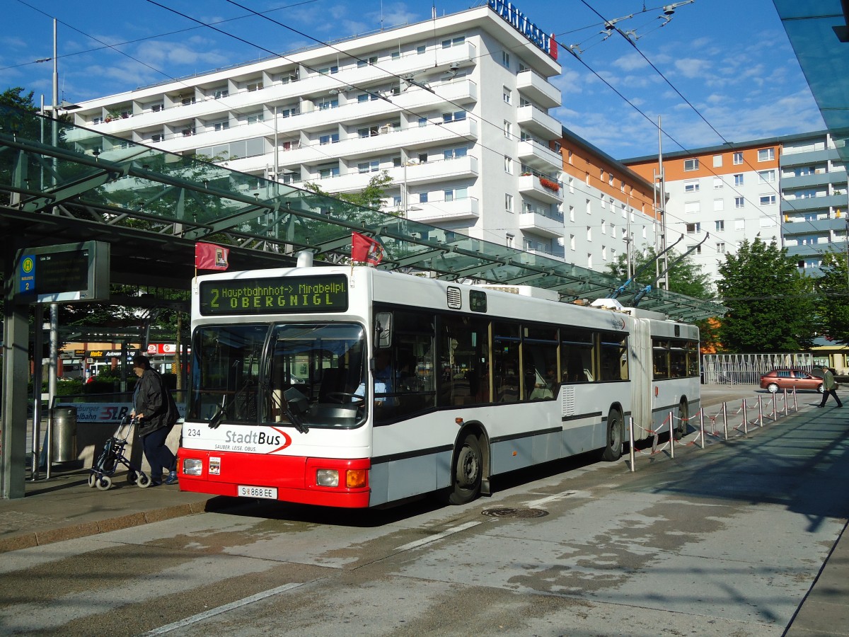 (128'329) - StadtBus, Salzburg - Nr. 234/S 868 EE - Grf&Stift Gelenktrolleybus (ex Nr. 9574) am 8. August 2010 beim Bahnhof Salzburg