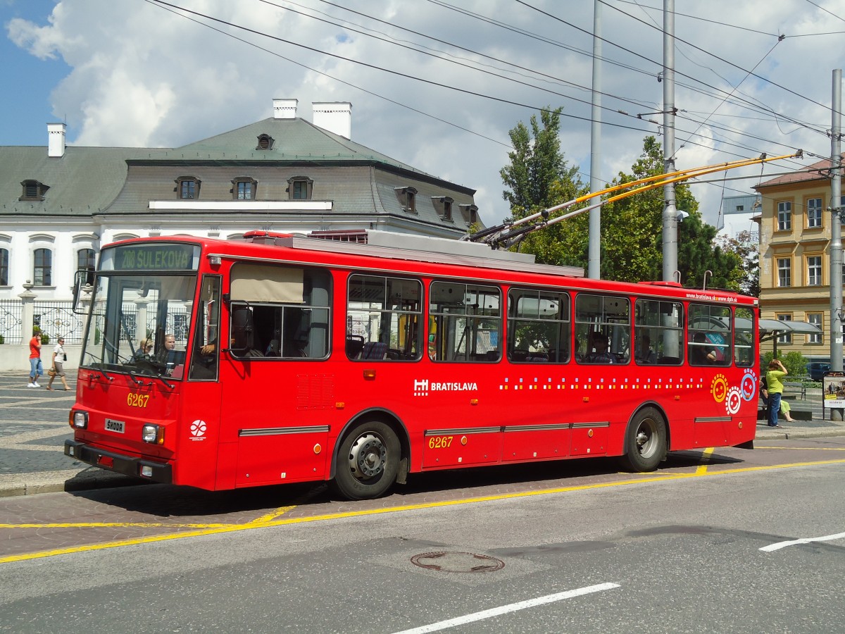 (128'516) - DPB Bratislava - Nr. 6267 - Skoda Trolleybus am 10. August 2010 in Bratislava, Hodzovo Nam.