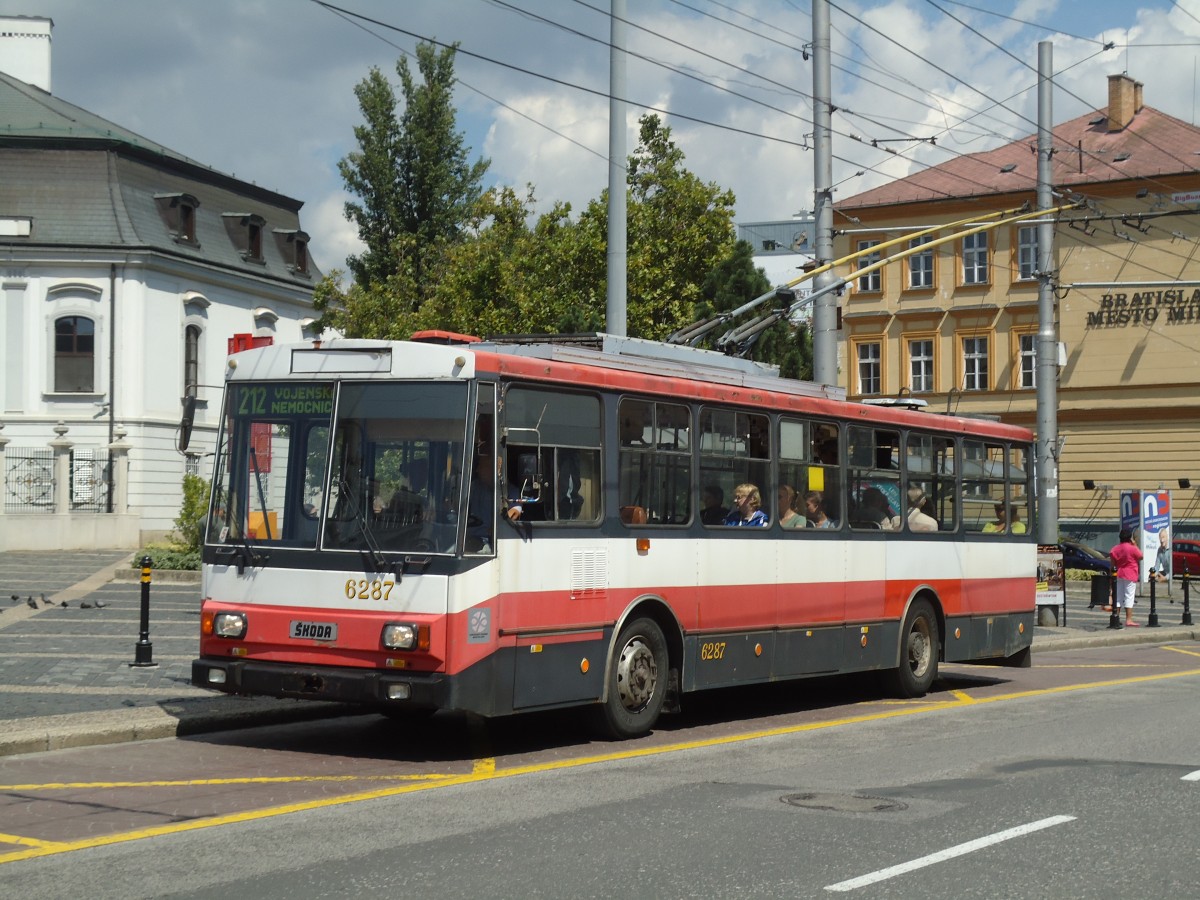 (128'519) - DPB Bratislava - Nr. 6287 - Skoda Trolleybus am 10. August 2010 in Bratislava, Hodzovo Nam.