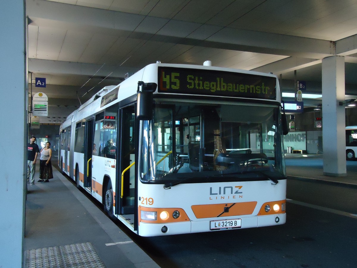 (128'537) - Linz Linien - Nr. 219/L 3219 B - Volvo Gelenktrolleybus am 10. August 2010 beim Bahnhof Linz