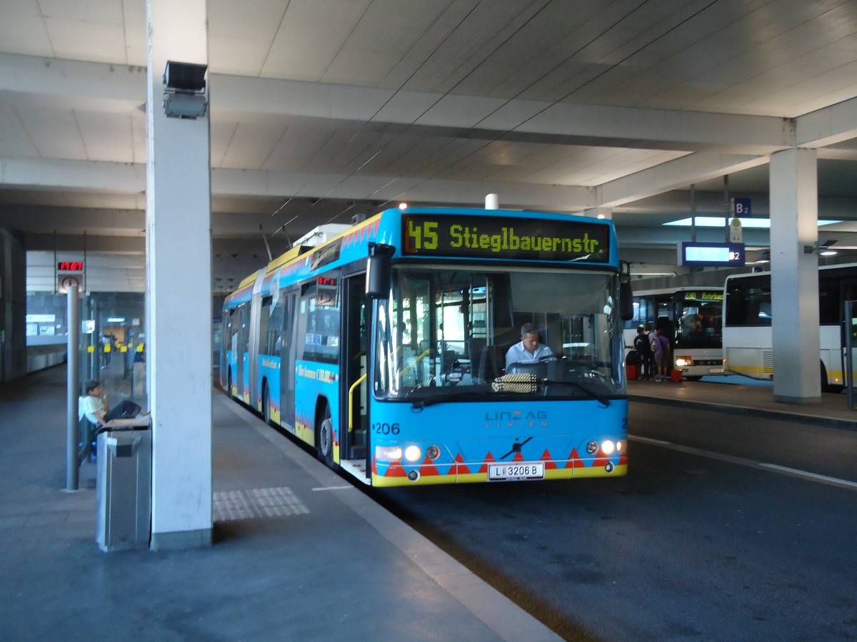 (128'546) - Linz Linien - Nr. 206/L 3206 B - Volvo Gelenktrolleybus am 10. August 2010 beim Bahnhof Linz