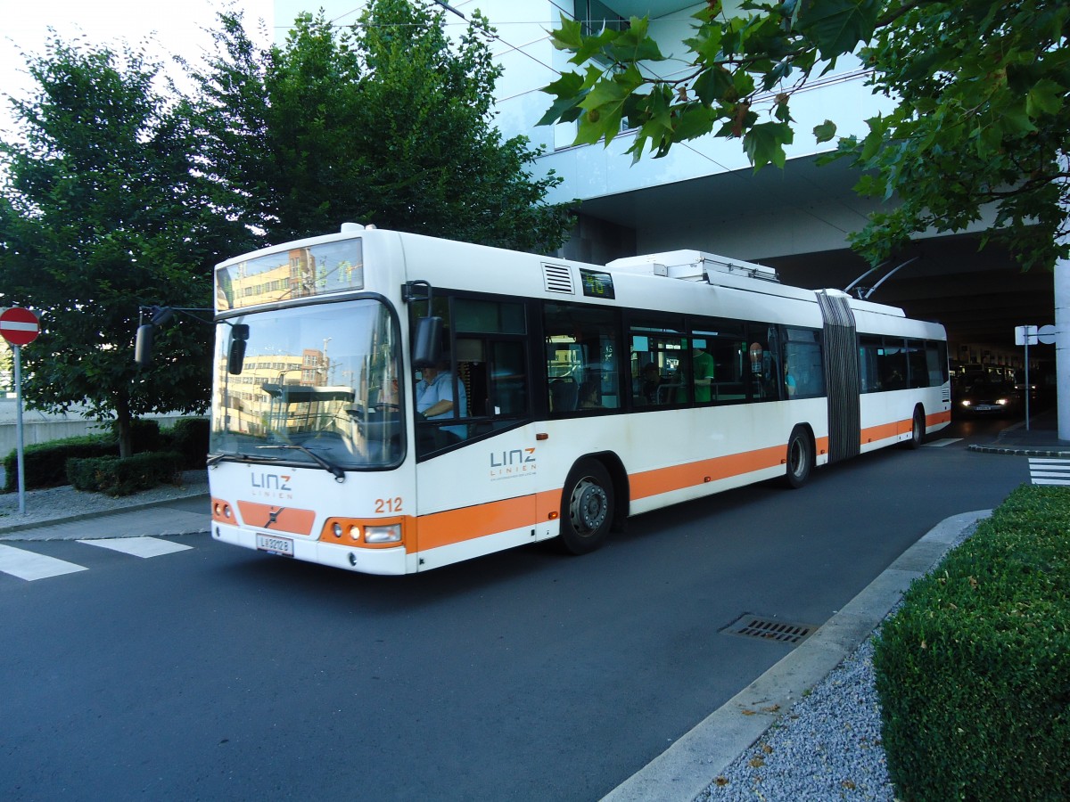 (128'559) - Linz Linien - Nr. 212/L 3212 B - Volvo Gelenktrolleybus am 10. August 2010 beim Bahnhof Linz