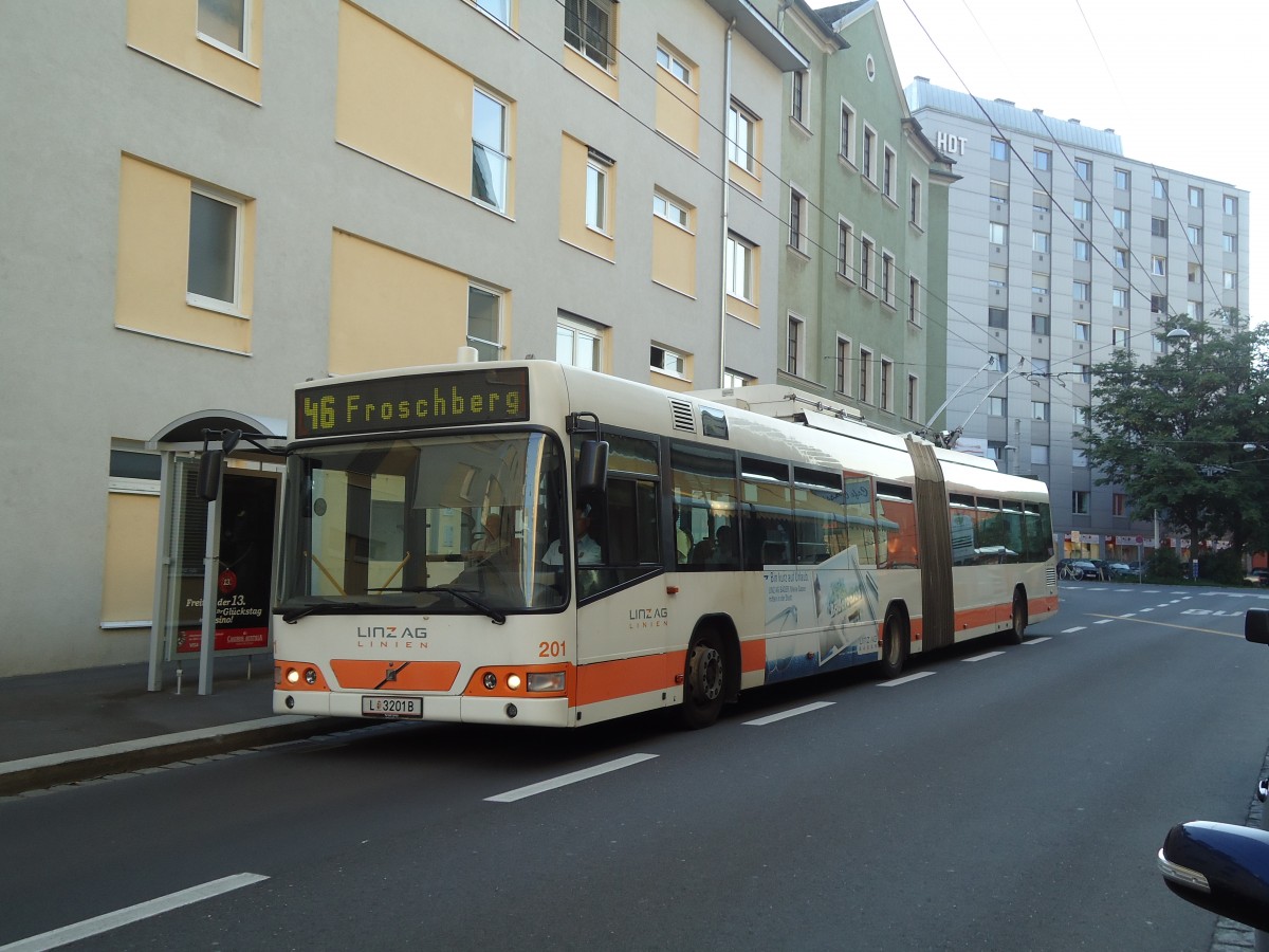 (128'574) - Linz Linien - Nr. 201/L 3201 B - Volvo Gelenktrolleybus am 10. August 2010 in Linz, Karl Wiser Strasse