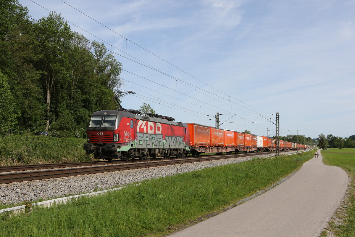 1293 038 war am 15. Mai 2024 mit dem  Gebrder Weiss-KLV  bei Weisham auf dem Weg nach Salzburg.