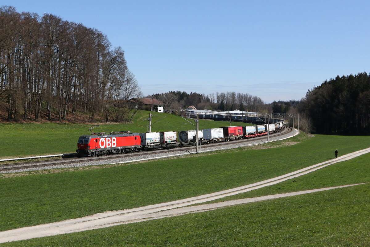 1293 104 mit einem  KLV  aus Salzburg kommend am 8. April 2025 bei Axdorf.