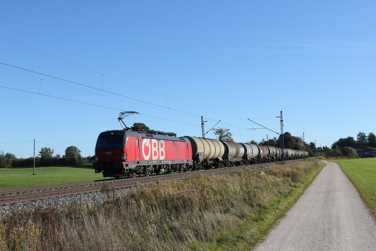 1293 185 mit einem Kesselwagenzug aus Salzburg kommend am 20. Oktober 2021 bei bersee.