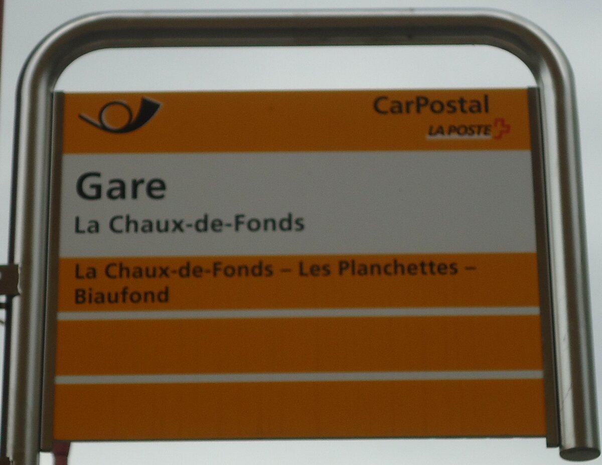 (130'163) - PostAuto-Haltestellenschild - La Chaux-de-Fonds, Gare - am 4. Oktober 2010