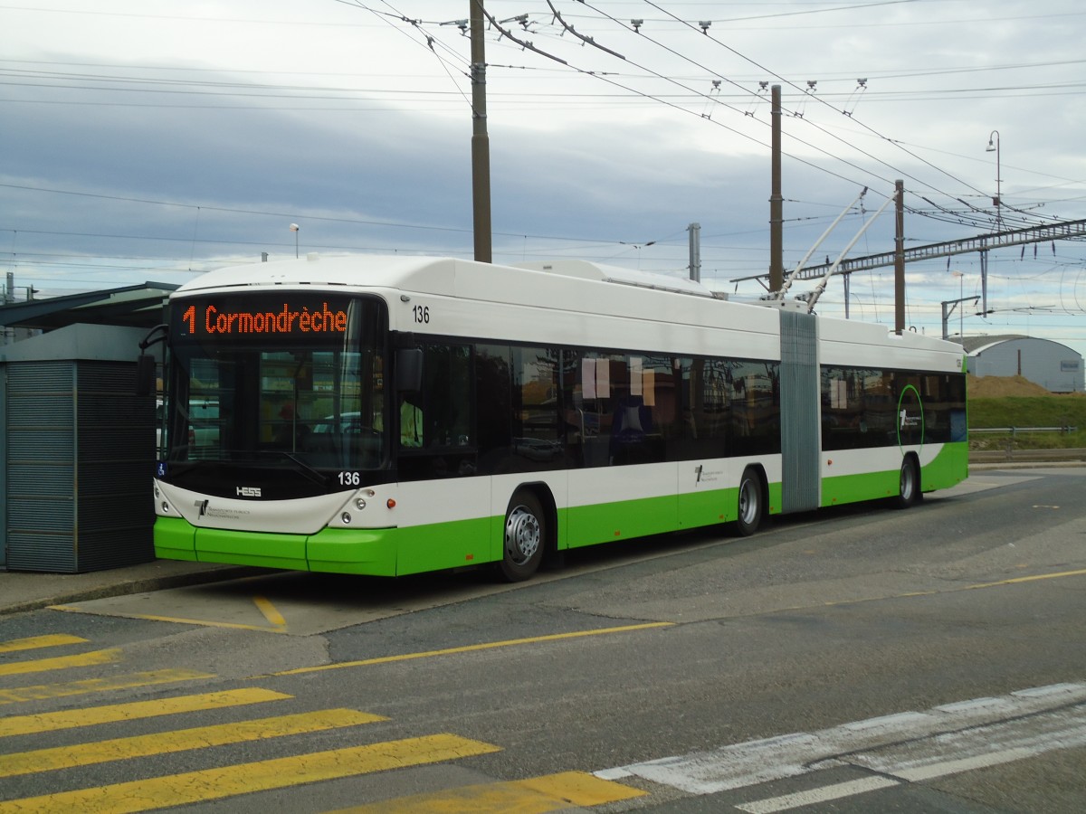(130'255) - TN Neuchtel - Nr. 136 - Hess/Hess Gelenktrolleybus am 4. Oktober 2010 beim Bahnhof Marin