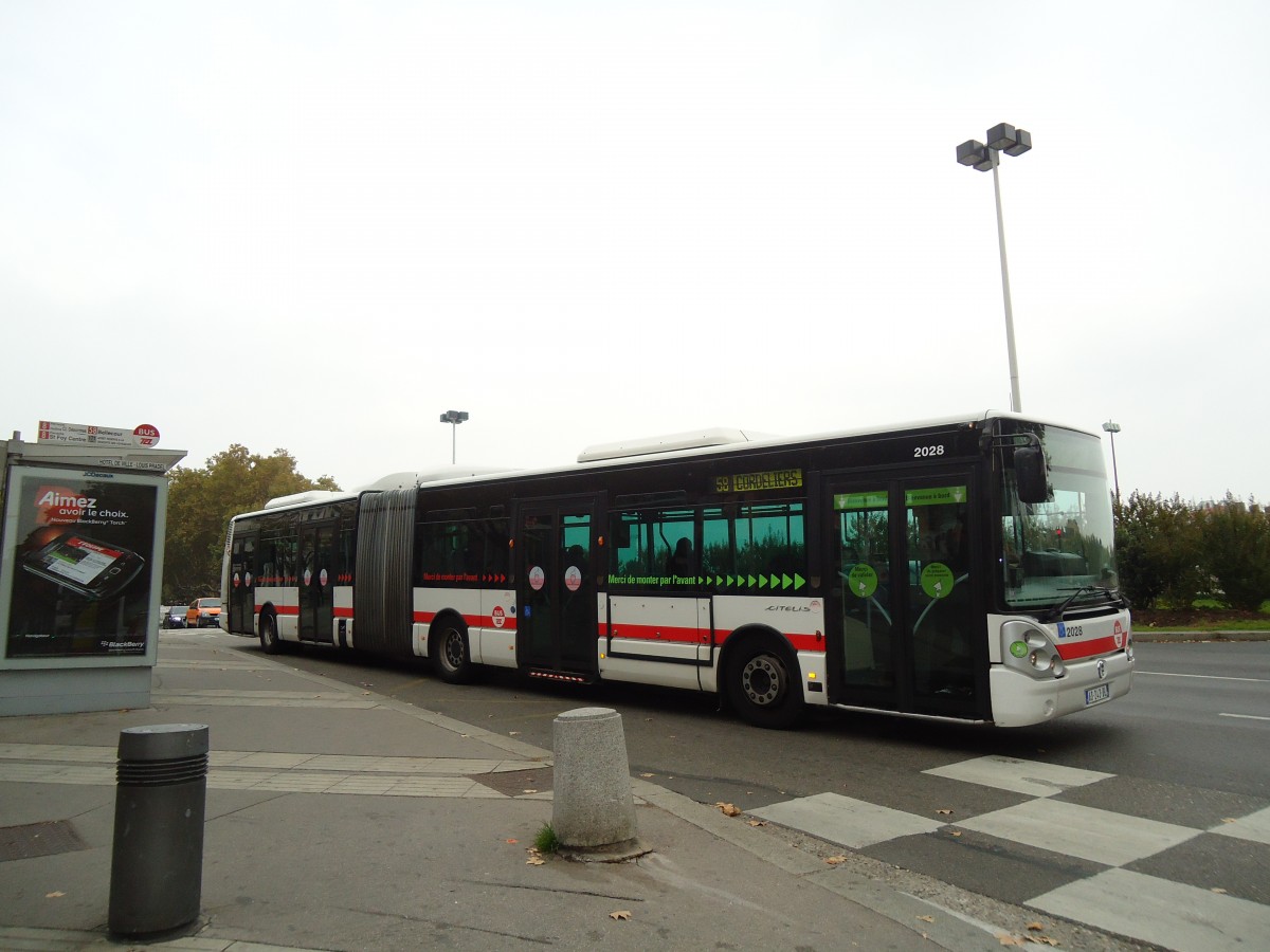 (130'475) - TCL Lyon - Nr. 2028/AS 243 DL - Irisbus am 14. Oktober 2010 in Lyon, Hotel de Ville - Louis Pradel