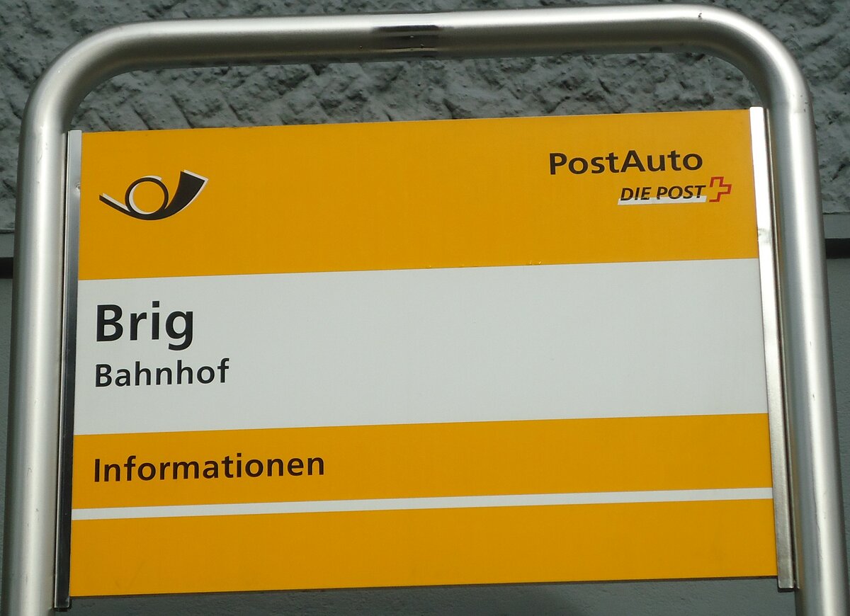 (130'847) - PostAuto-Haltestellenschild - Brig, Bahnhof - am 1. November 2010