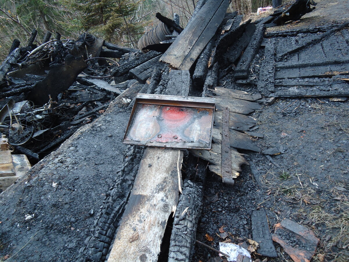 (130'983) - Die abgebrannte AFA-Haltestelle  Bnigenscherm  am 15. November 2010 in Achseten, Bnigen