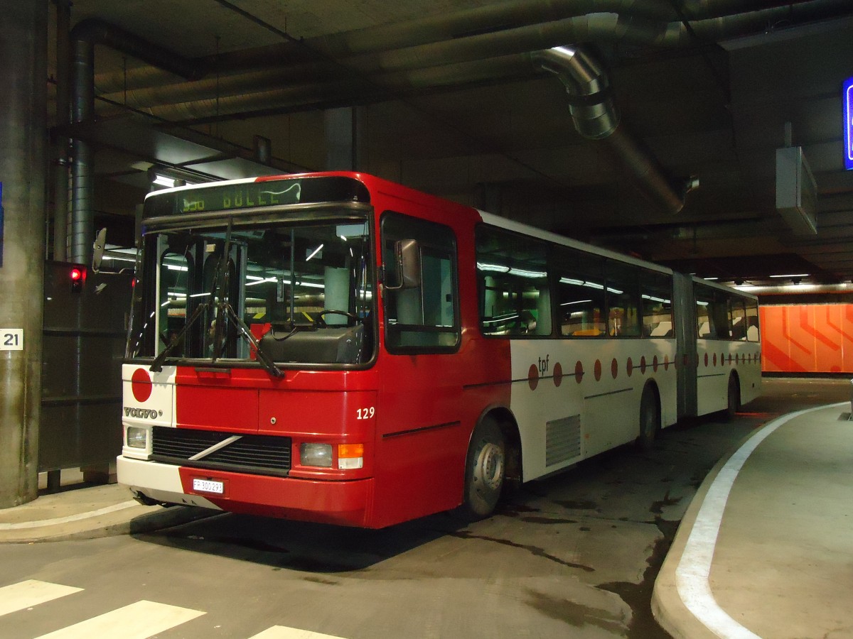 (131'096) - TPF Fribourg - Nr. 129/FR 300'293 - Volvo/Hess (ex GFM Fribourg Nr. 129) am 26. November 2010 in Fribourg, Busbahnhof