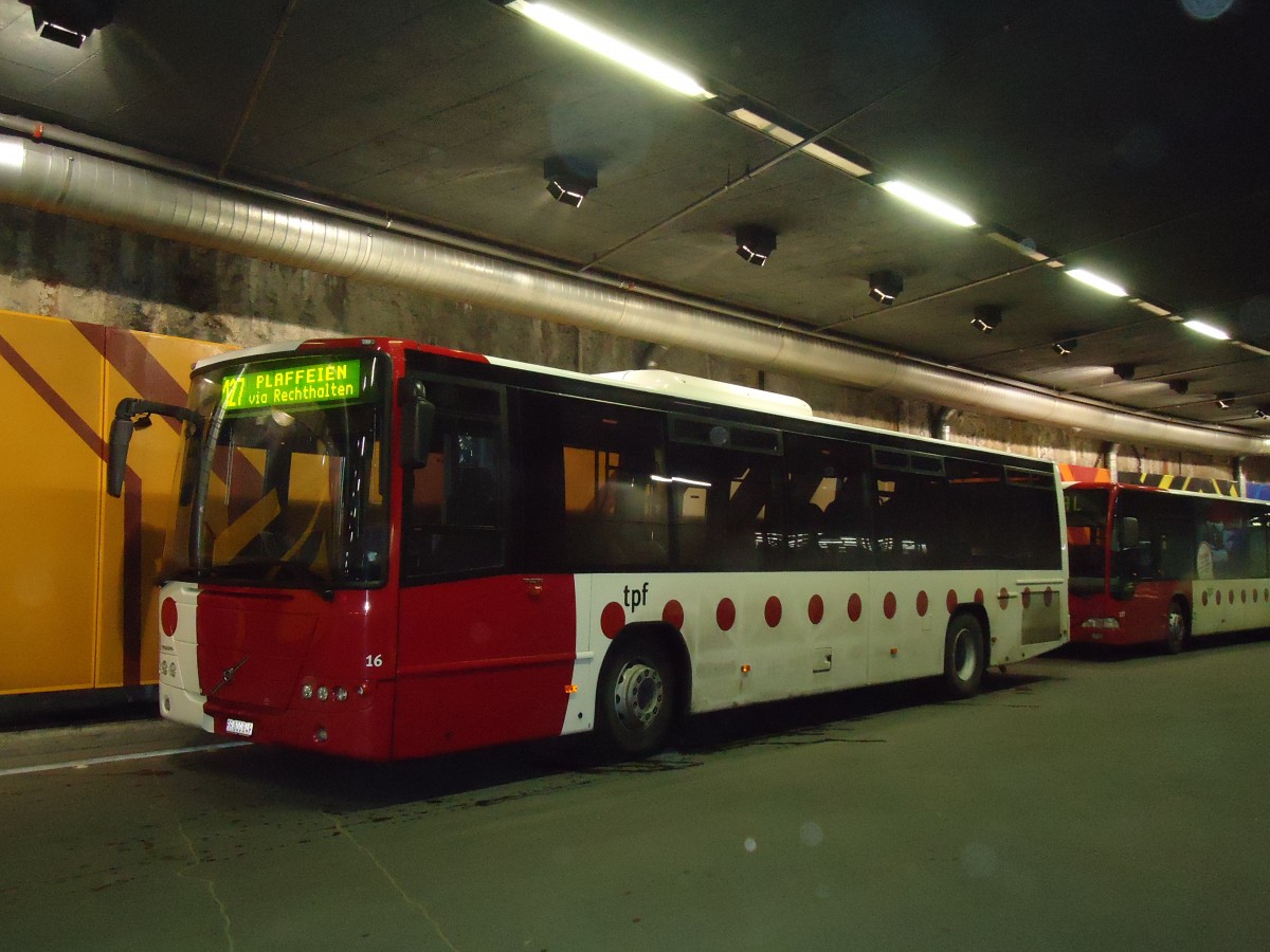 (131'106) - TPF Fribourg - Nr. 16/FR 300'349 - Volvo am 26. November 2010 in Fribourg, Busbahnhof