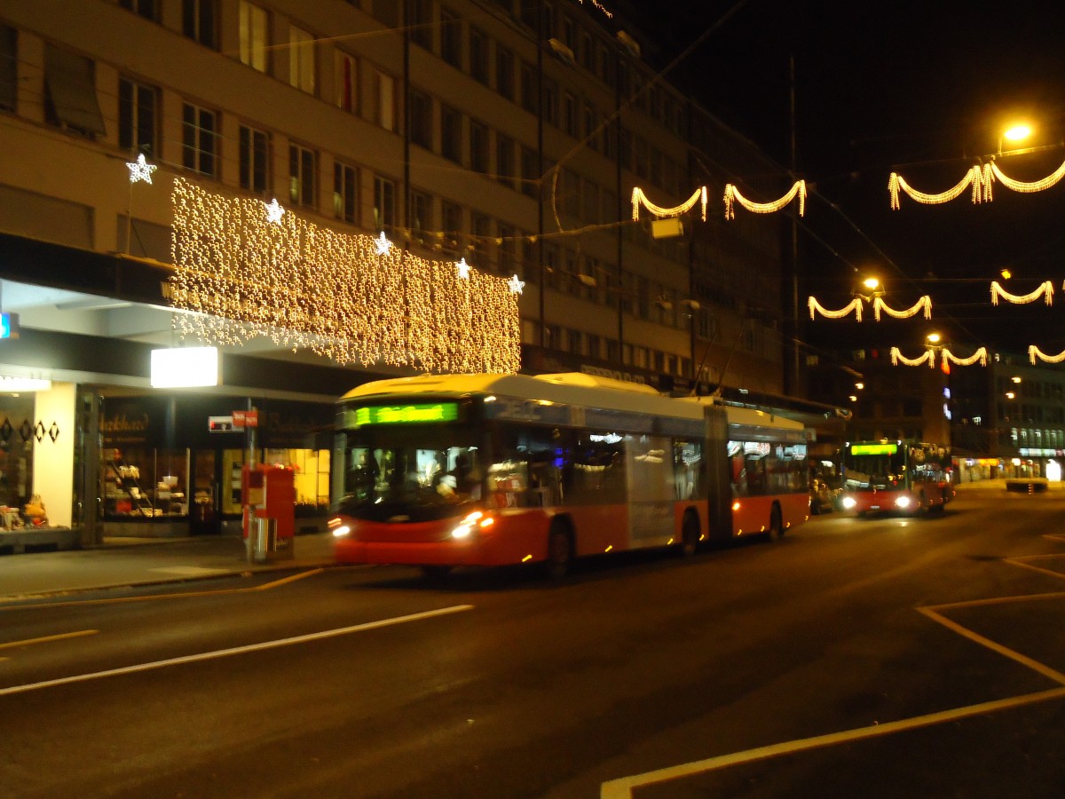 (131'117) - VB Biel - Nr. 51 - Hess/Hess Gelenktrolleybus am 26. November 2010 beim Bahnhof Biel