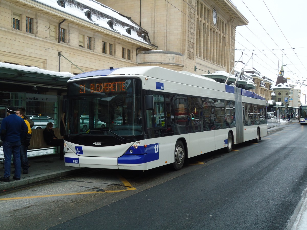 (131'246) - TL Lausanne - Nr. 833 - Hess/Hess Gelenktrolleybus am 5. Dezember 2010 beim Bahnhof Lausanne