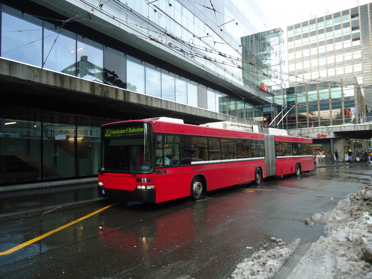 (131'340) - Bernmobil, Bern - Nr. 11 - NAW/Hess Gelenktrolleybus am 7. Dezember 2010 beim Bahnhof Bern