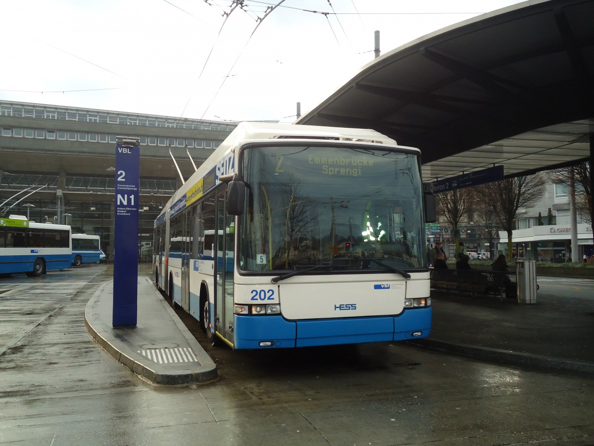 (131'406) - VBL Luzern - Nr. 202 - Hess/Hess Gelenktrolleybus am 8. Dezember 2010 beim Bahnhof Luzern