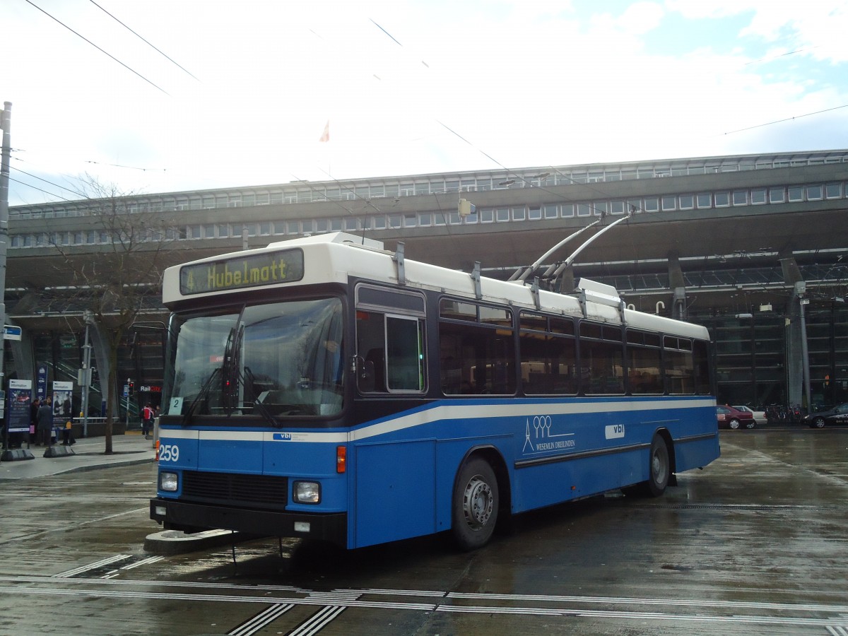 (131'409) - VBL Luzern - Nr. 259 - NAW/R&J-Hess Trolleybus am 8. Dezember 2010 beim Bahnhof Luzern