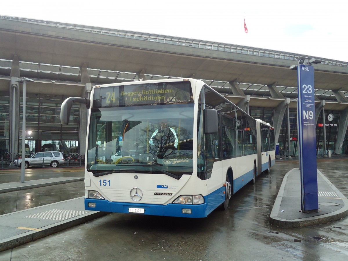 (131'419) - VBL Luzern - Nr. 151/LU 15'051 - Mercedes am 8. Dezember 2010 beim Bahnhof Luzern