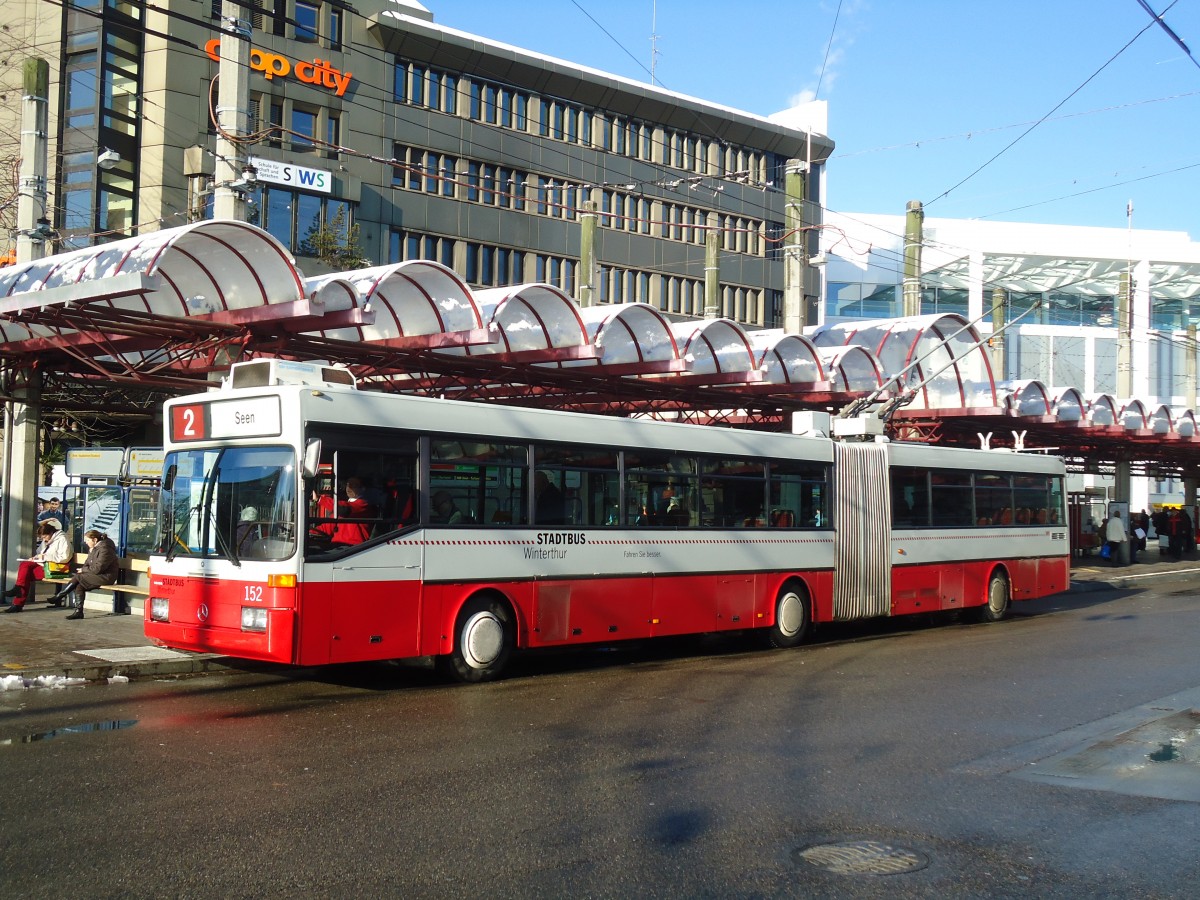 (131'517) - SW Winterthur - Nr. 152 - Mercedes Gelenktrolleybus am 9. Dezember 2010 beim Hauptbahnhof Winterthur
