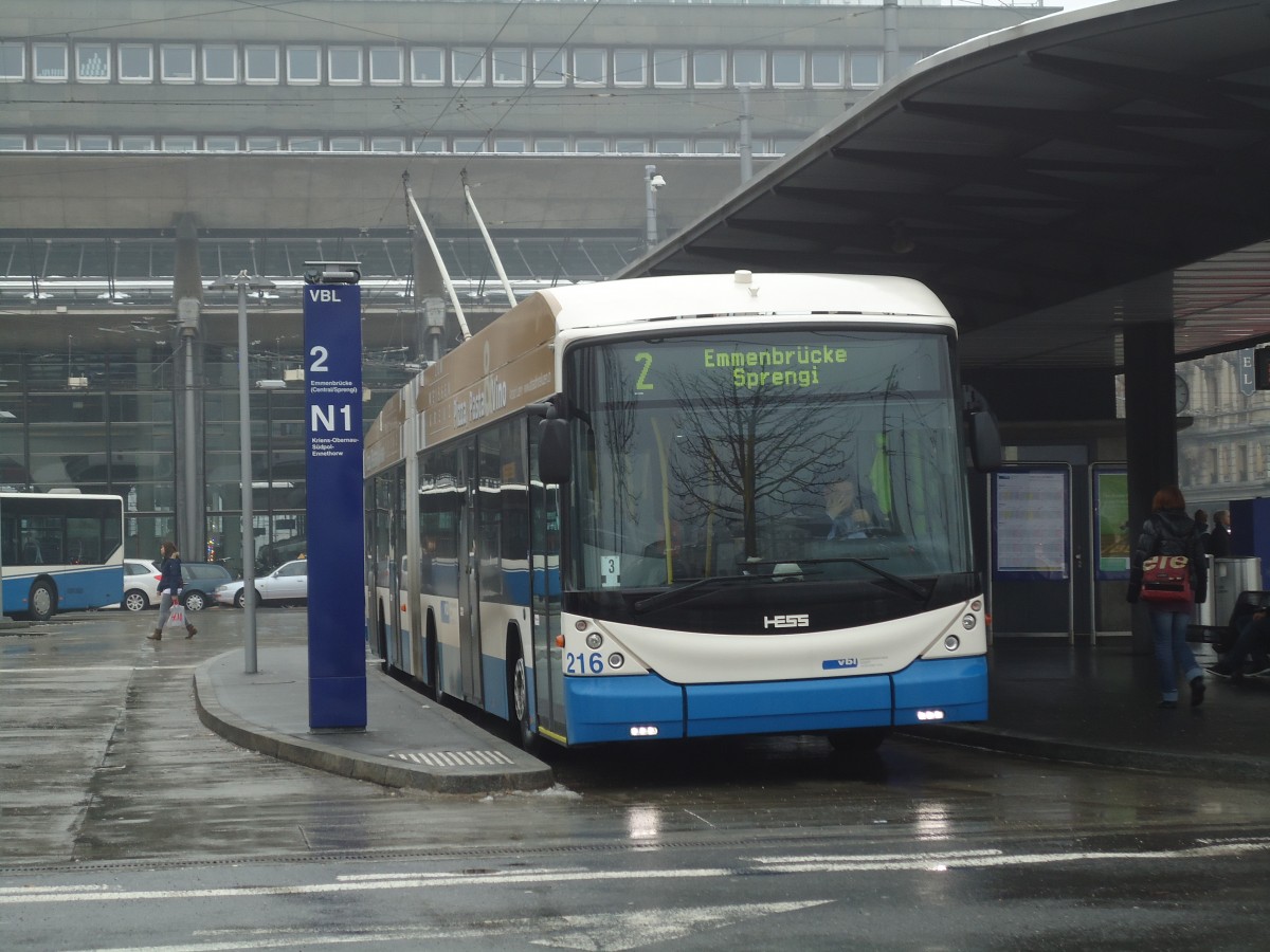 (131'798) - VBL Luzern - Nr. 216 - Hess/Hess Gelenktrolleybus am 29. Dezember 2010 beim Bahnhof Luzern