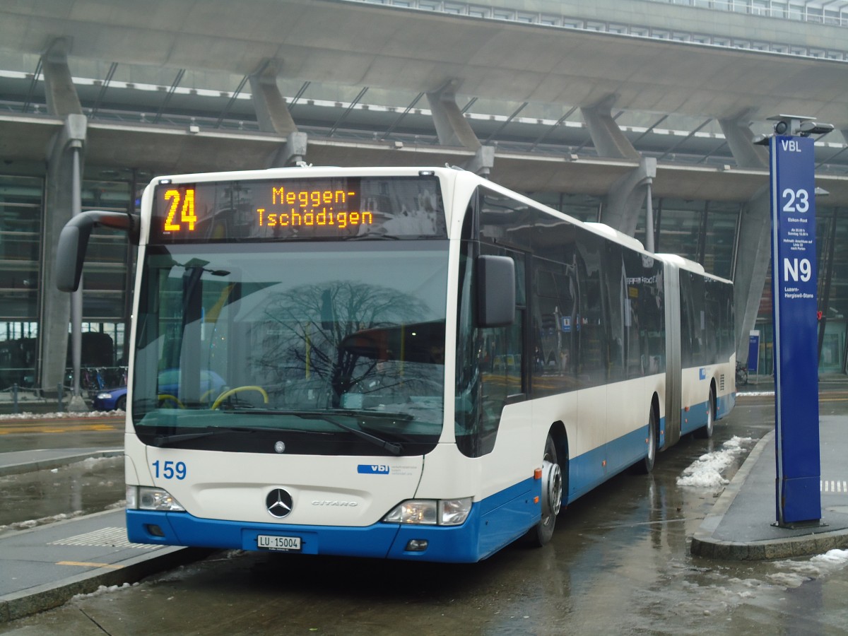 (131'801) - VBL Luzern - Nr. 159/LU 15'004 - Mercedes am 29. Dezember 2010 beim Bahnhof Luzern