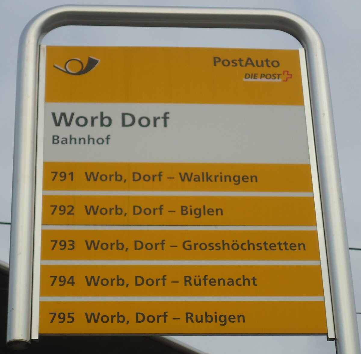 (132'413) - PostAuto-Haltestellenschild - Worb Dorf, Bahnhof - am 24. Januar 2011