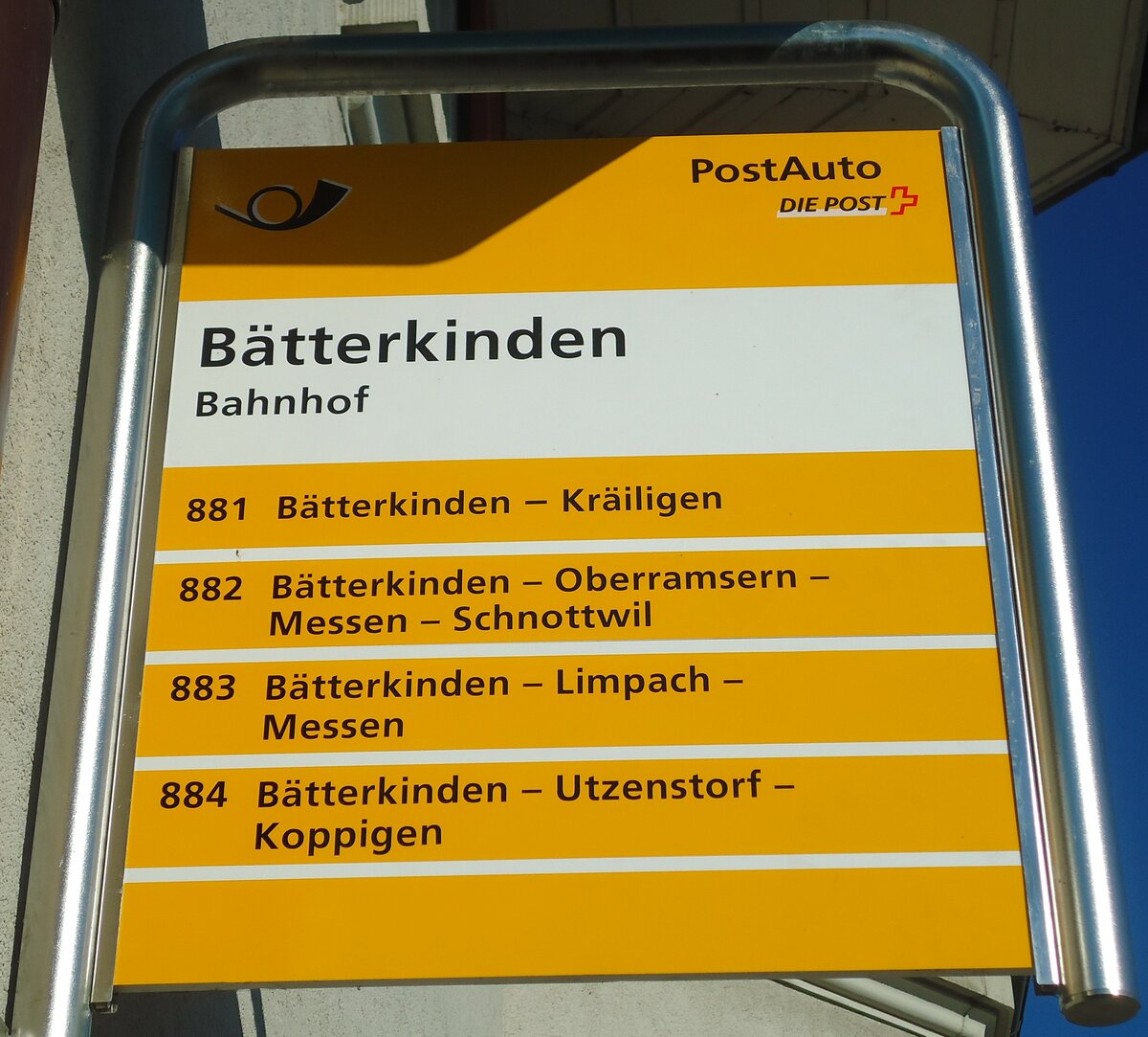 (132'449) - PostAuto-Haltestellenschild - Btterkinden, Bahnhof - am 24. Januar 2011