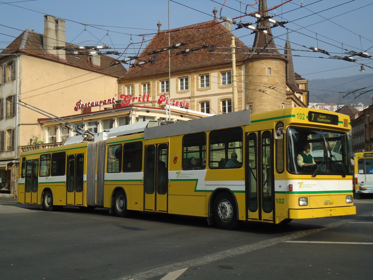(132'744) - TN Neuchtel - Nr. 102 - NAW/Hess Gelenktrolleybus am 8. Mrz 2011 in Neuchtel, Place Pury