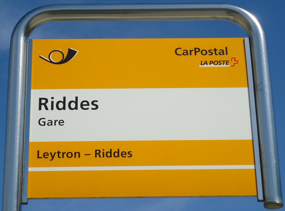 (133'176) - PostAuto-Haltestellenschild - Riddes, Gare - am 3. April 2011