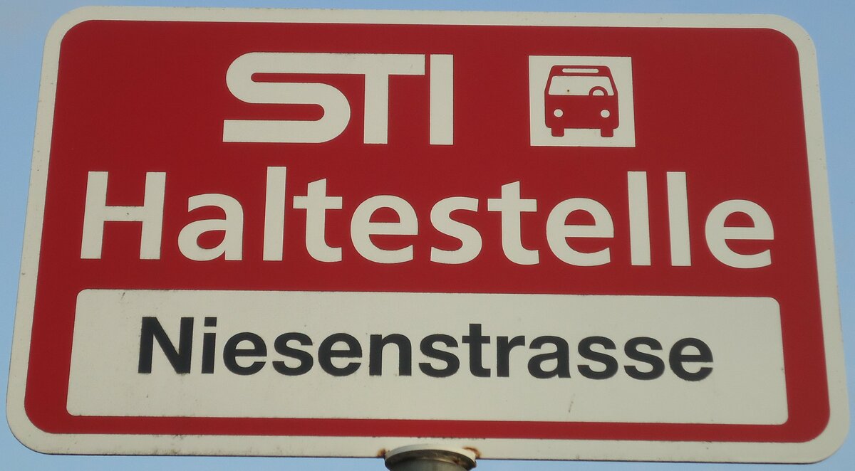 (133'312) - STI-Haltestellenschild - Thierachern, Niesenstrasse - am 16. April 2011