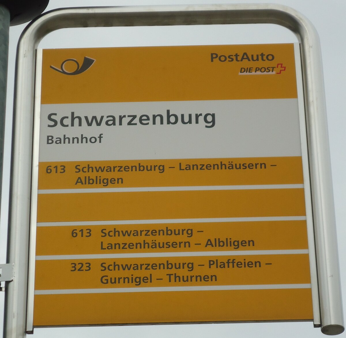 (133'989) - PostAuto-Haltestellenschild - Schwarzenburg, Bahnhof - am 9. Juni 2011