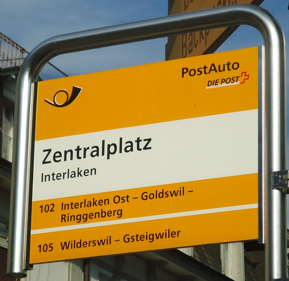 (134'542) - PostAuto-Haltestellenschild - Interlaken, Zentralplatz - am 27. Juni 2011