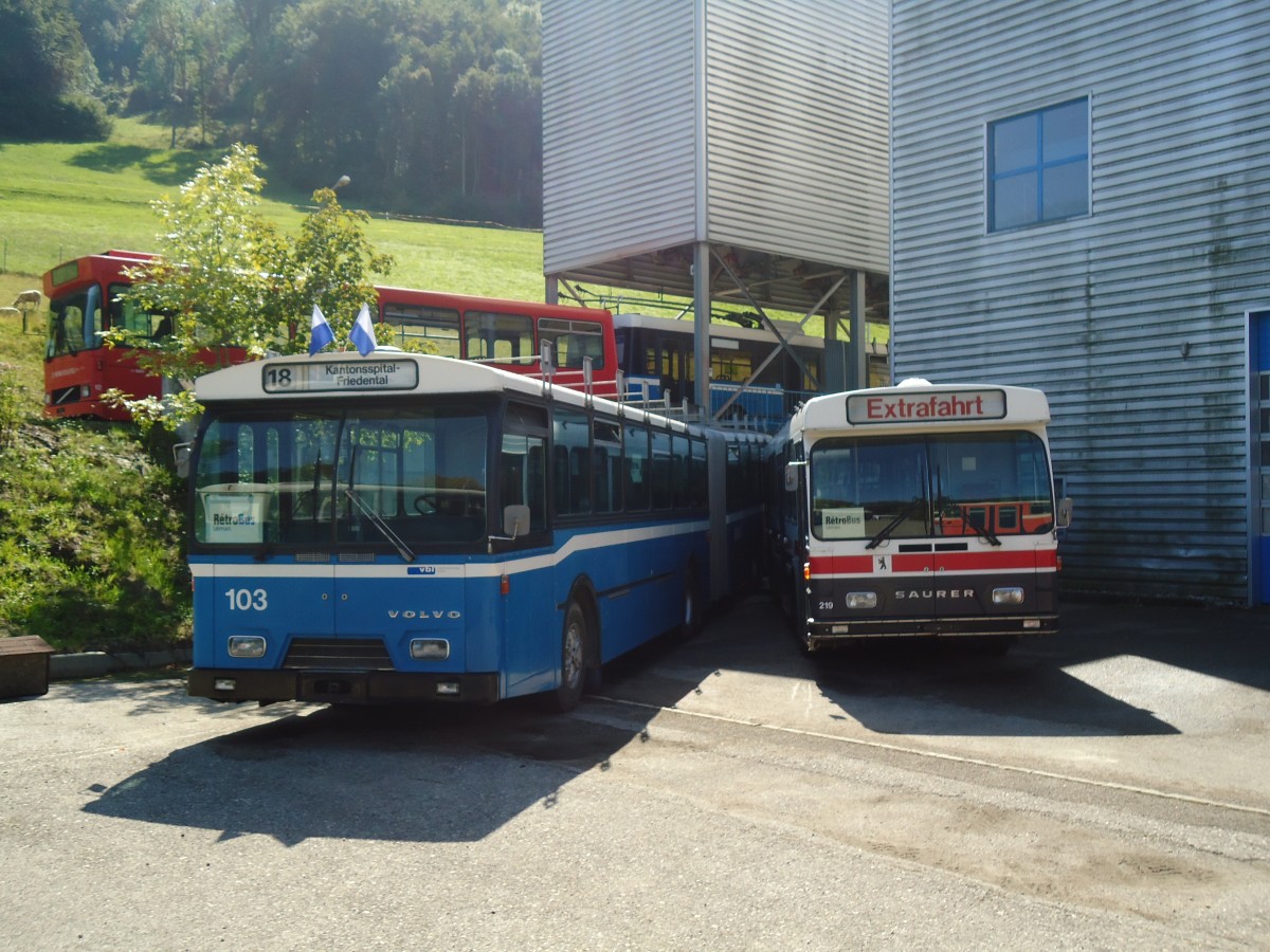 (135'646) - VBL Luzern (Rtrobus) - Nr. 103 - Volvo/Hess + VBSG St. Gallen (Rtrobus) - Nr. 219 - Saurer/Hess am 20. August 2011 in Moudon, Rtrobus