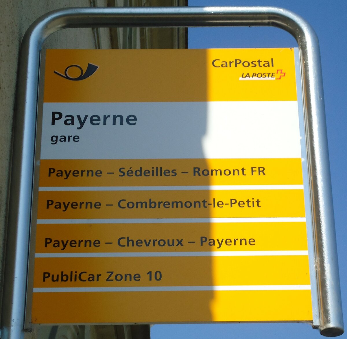(135'650) - PostAuto-Haltestellenschild - Payerne, gare - am 20. August 2011