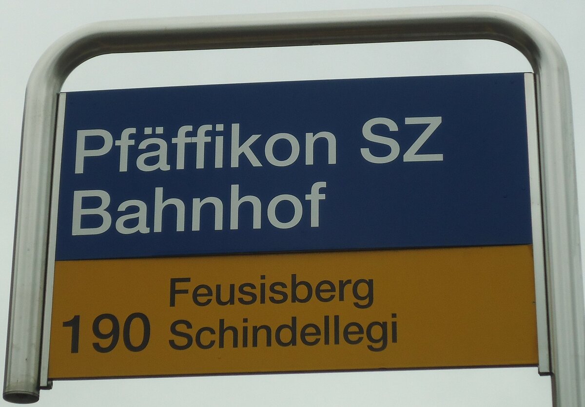 (135'824) - PostAuto-Haltestellenschild - Pfffikon SZ, Bahnhof - am 5. September 2011