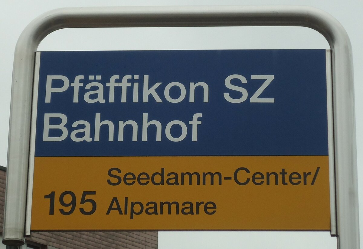 (135'825) - PostAuto-Haltestellenschild - Pfffikon SZ, Bahnhof - am 5. September 2011