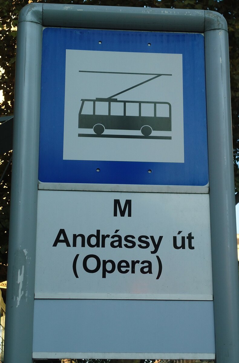 (136'270) - BKV-Haltestellenschild - Budapest, M Andrssy t (Opera) - am 3. Oktober 2011