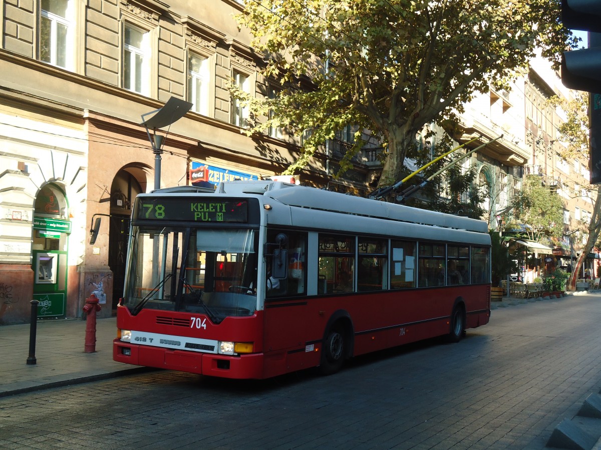(136'284) - BKV Budapest - Nr. 704 - Ikarus Trolleybus am 3. Oktober 2011 in Budapest, M Andrssy t (Opera)