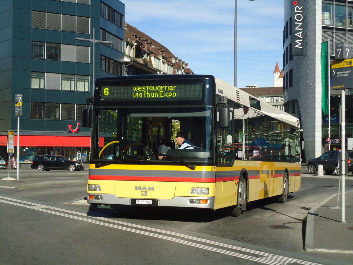 (136'669) - STI Thun - Nr. 97/BE 577'097 - MAN am 29. Oktober 2011 beim Bahnhof Thun