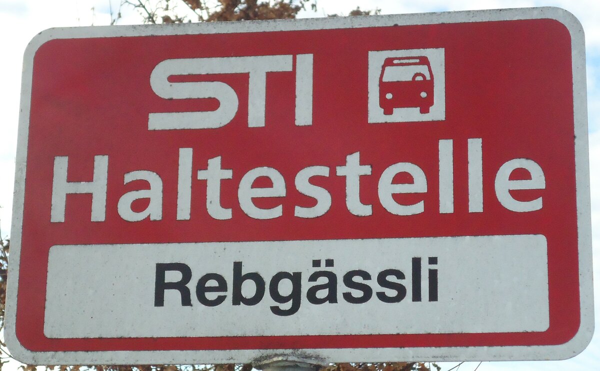 (136'766) - STI-Haltestellenschild - Thun, Rebgssli - am 20. November 2011