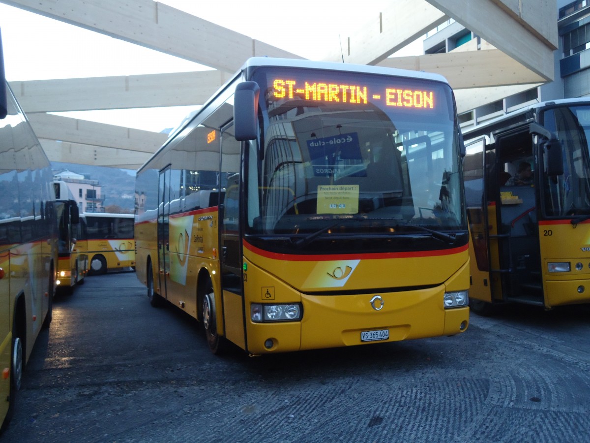 (136'871) - PostAuto Wallis - Nr. 23/VS 365'404 - Irisbus am 22. November 2011 beim Bahnhof Sion