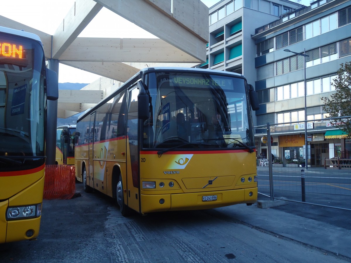 (136'872) - PostAuto Wallis - Nr. 20/VS 243'996 - Volvo (ex P 25'629) am 22. November 2011 beim Bahnhof Sion